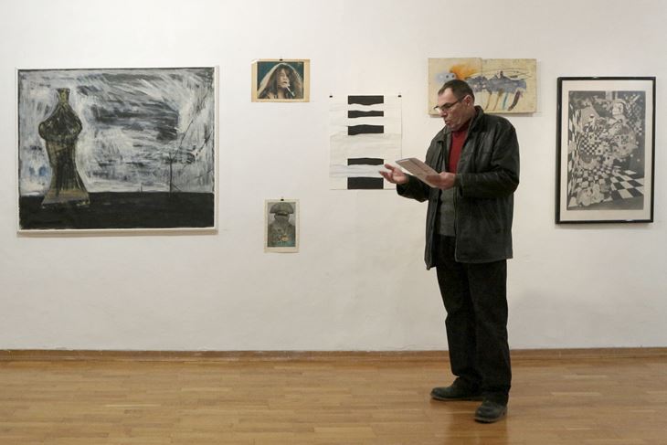 Eugen Borkovsky među radovima iz svoje kolekcije