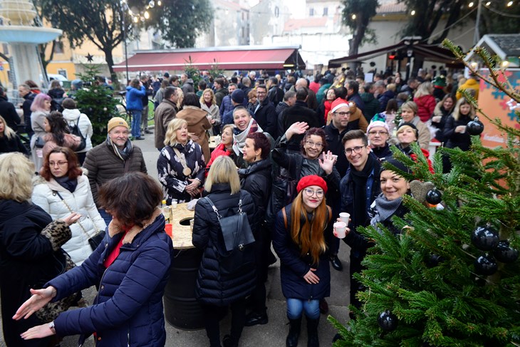 Doček u podne na Danteovom trgu (Snimio Dejan ŠTIFANIĆ)
