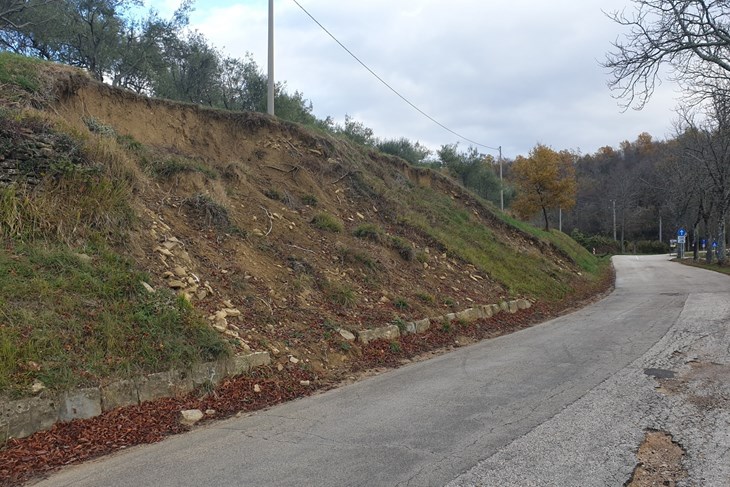 Dosta posla ima na sanaciji klizišta kao što je ovo na ulazu u Grožnjan (Snimio Luka Jelavić)