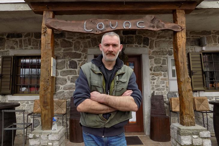 Draženko Čendak ispred konobe Lovac - nastavlja 120. godišnju ugostiteljsku tradiciju (Snimila Gordana Čalić Šverko)