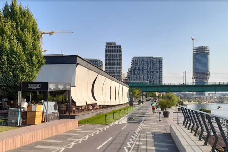 Restoran Savanova i Beograd na vodi u pozadini (Google Maps)