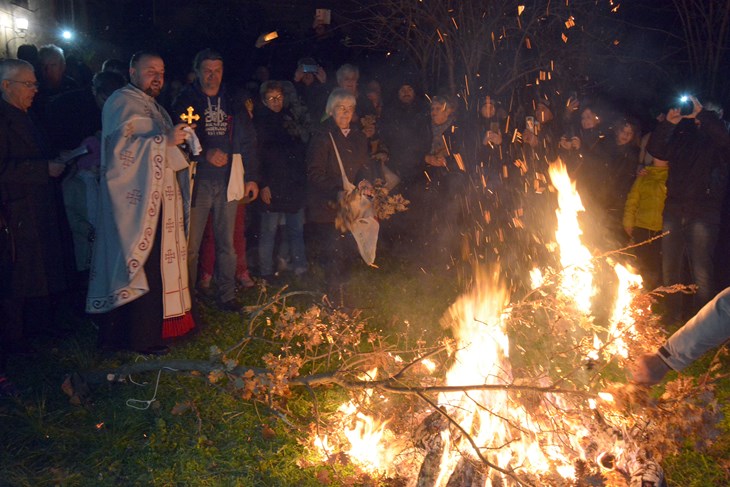 Paljenje badnjaka u dvorištu crkve sv. Nikole (Snimio Neven Lazarević / Arhiva)