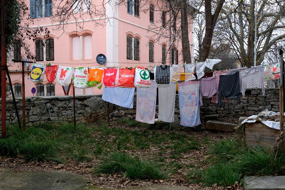 Vrećice na štriku u Puli (snimio M. MIJOŠEK)