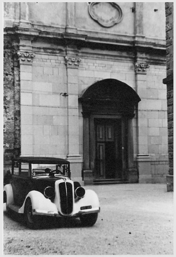 Sredinom 1924. godine u Buzetu su registrirana dva vozila, oba marke Itala - autobus vlasnika Marca Ghersetticha i autovettura koja je pripadala Giovanniju Fermegli, tadašnjem buzetskom ljekarniku