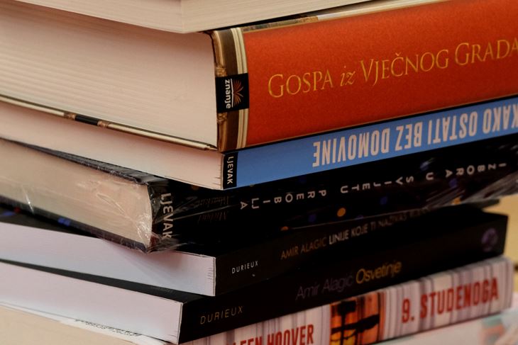 Proces biranja i miris knjige u rukama jedna je tako profinjena antistres terapija (Snimio Milivoj Mijošek)