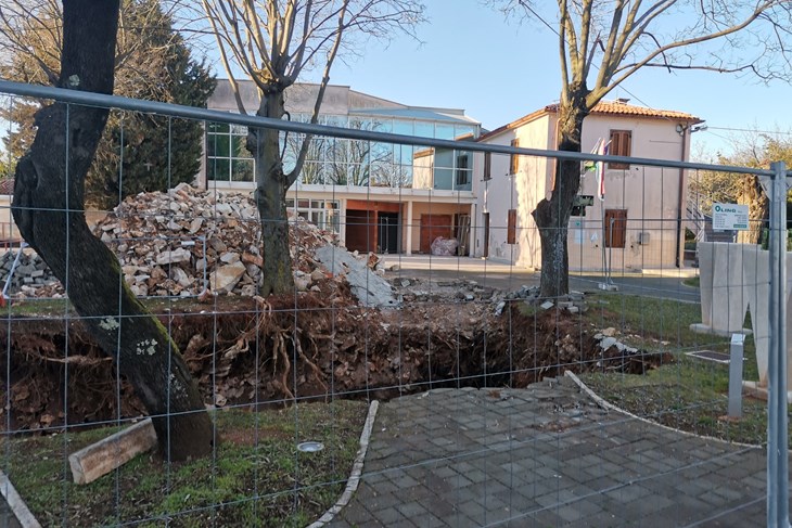Labin - općinska zgrada ispred koje je gradilište