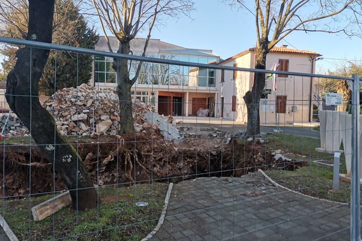 Labin - općinska zgrada ispred koje je gradilište