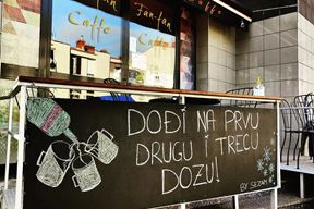 Poruka na ulazu u kafić Fanfan u Puli (Foto: Facebook Fan Fan caffe)