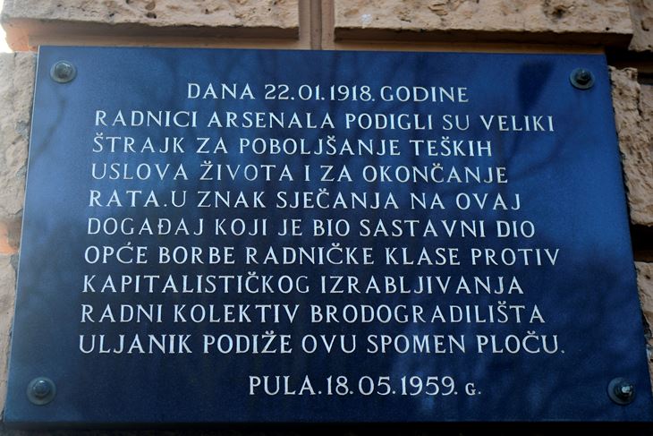 Spomen ploča na upravnoj zgradi Uljanika (Snimio: Dejan Šifnić)
