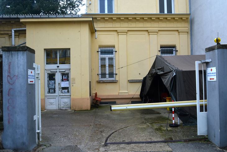 Punkt za testiranje u dvorištu pulskog Doma zdravlja (Snimio Danilo Memedović)