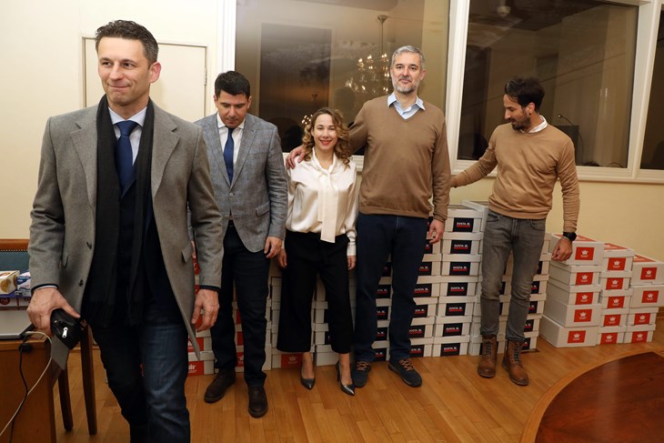 Mostovci predaju potpise (CROPIX)