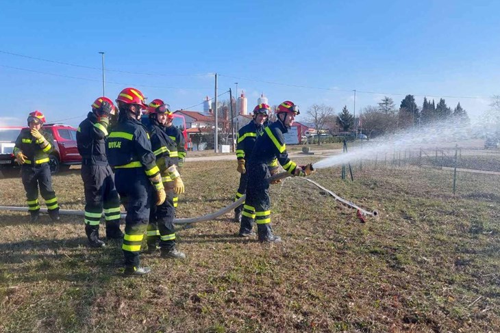 Vatrogasci na vježbi