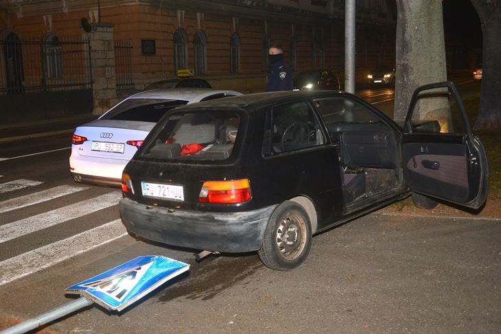 Policijska potjera završila je zabijanjem u stablo na rivi