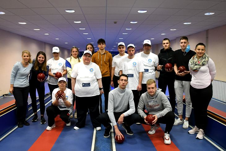 Štićenici i učenici Medicinske škole kuglaju u Domu sportova "Mate Parlov" (Snimio Milivoj Mijošek)