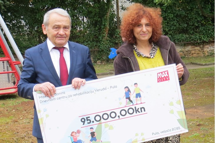Direktor Max Cityja Stevan Muidža uručio je donaciju ravnateljici Dnevnog centra za rehabilitaciju Veruda Loretti Morosin