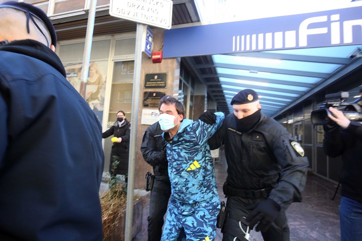 Brnada se otima policajcima jučer ispred DORH-a u Rijeci (Foto Hina)
