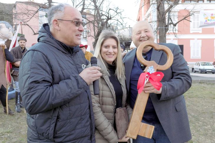 Damir Kajin prepustio gradski ključ Maksu Vozili (Snimila Gordana Čalić Šverko)