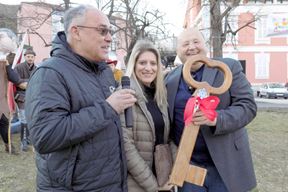 Damir Kajin prepustio gradski ključ Maksu Vozili (Snimila Gordana Čalić Šverko)
