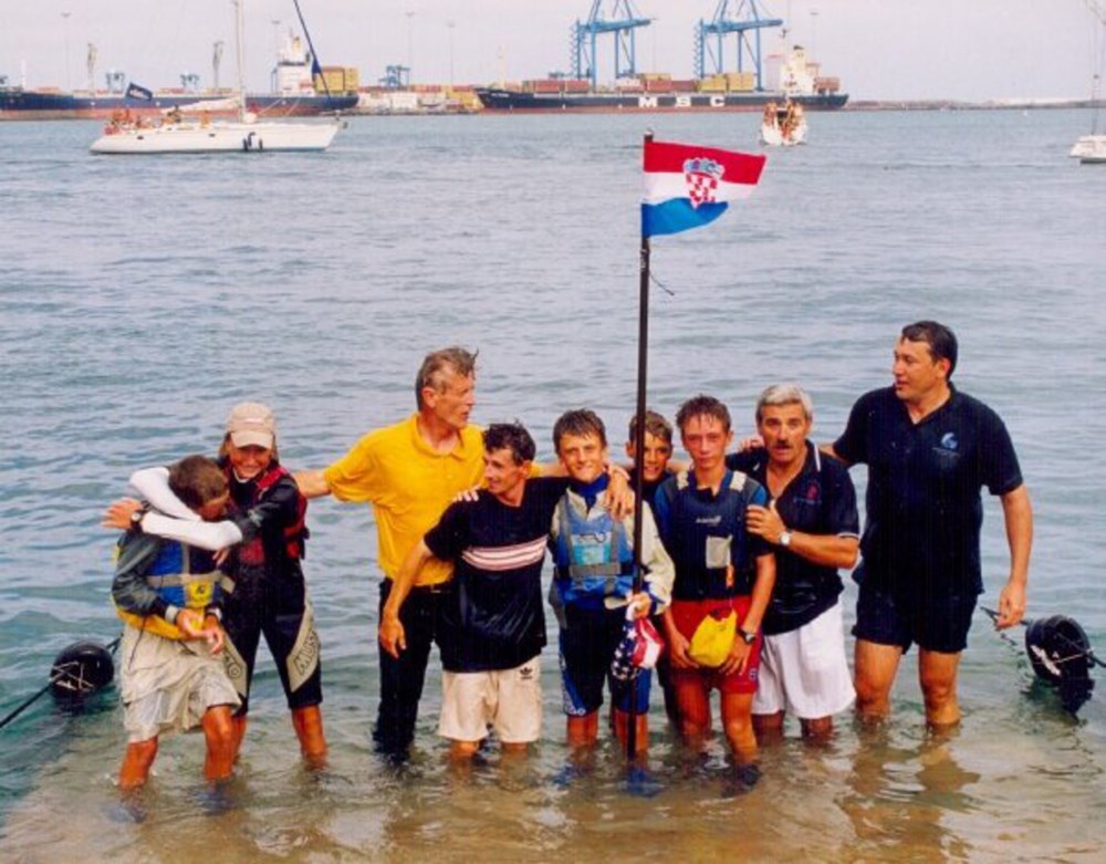 Vladimir Barbić sa suradnicima tijekom SP-a optimista na Gran Canariji 2003. gdje je Filip Matika osvojio drugi naslov svjetskog prvaka