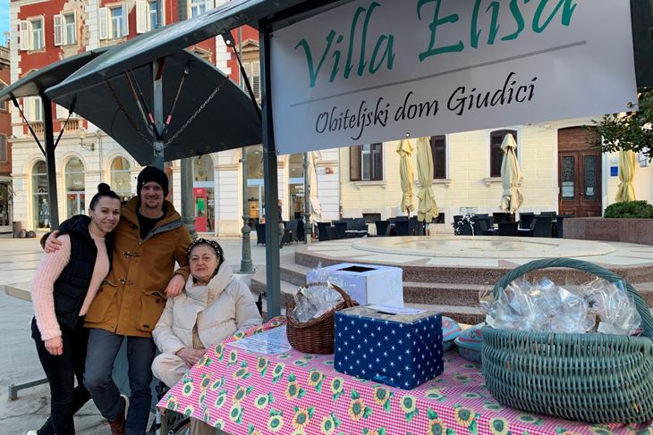 Štand Obiteljskog doma Villa Elisa na pulskoj tržnici