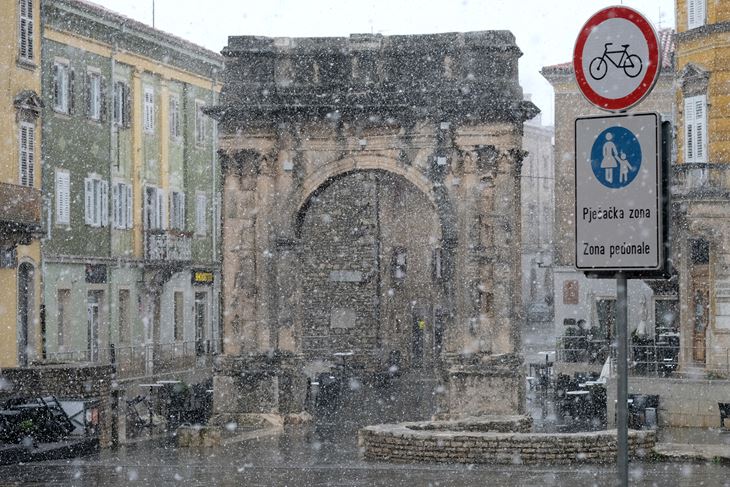 U travnju prošle godine u Puli je padala susnježica (Snimio Milivoj Mijošek)