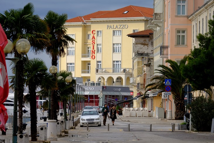 Hrvatska je policija po nalogu Kraljevine Španjolske još u utorak cijeli dan pretraživala hotel Palazzo u Poreču (snimio Milivoj MIJOŠEK)