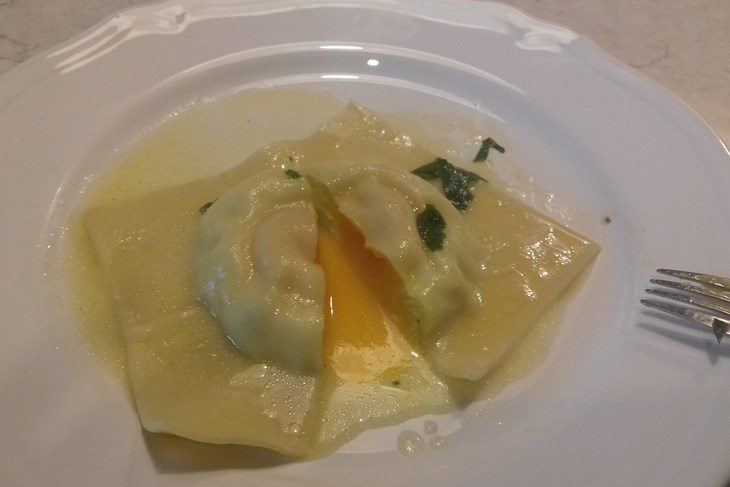 Raviolon od skute i žumanjka u umaku od salvie (kadulja, kuš, slavulja…) (Foto: Strukovna škola Eugena Kumičića Rovinj)