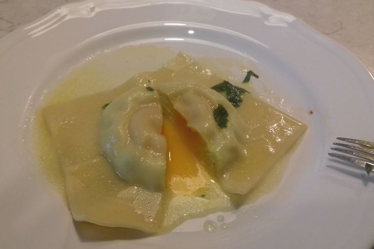Raviolon od skute i žumanjka u umaku od salvie (kadulja, kuš, slavulja…) (Foto: Strukovna škola Eugena Kumičića Rovinj)