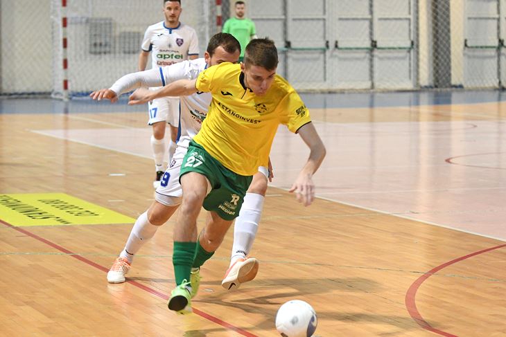 NAČEO GOSTUJUĆU MREŽU - Ivan Šulentić (27), Futsal Pula Stanoinvest (Snimio Danilo Memedović)