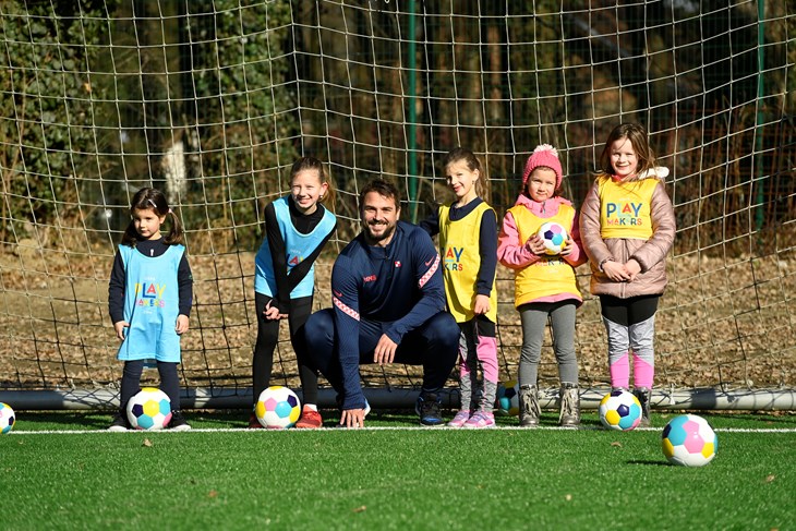 Niko Kranjčar s malim nogometašicama