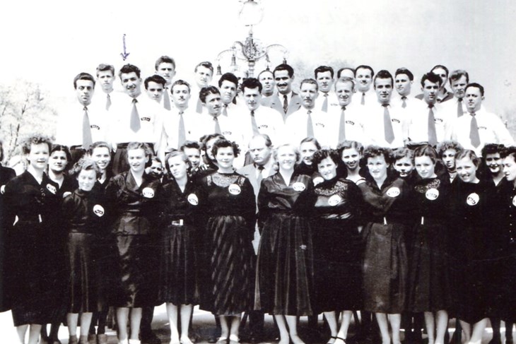 S raškim zborom 1955. na prvom nastupu RKUD-a "Rudar" na festivalu u Varaždinu  (Fotografije iz obiteljskog albuma dr. Smlatića)