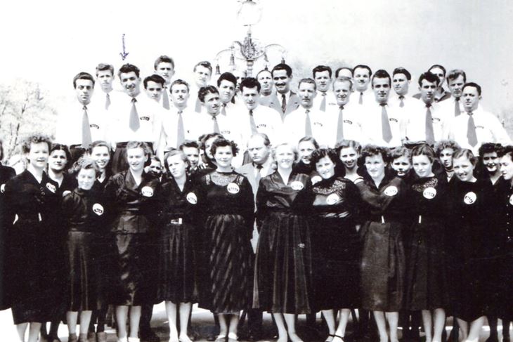 S raškim zborom 1955. na prvom nastupu RKUD-a "Rudar" na festivalu u Varaždinu  (Fotografije iz obiteljskog albuma dr. Smlatića)