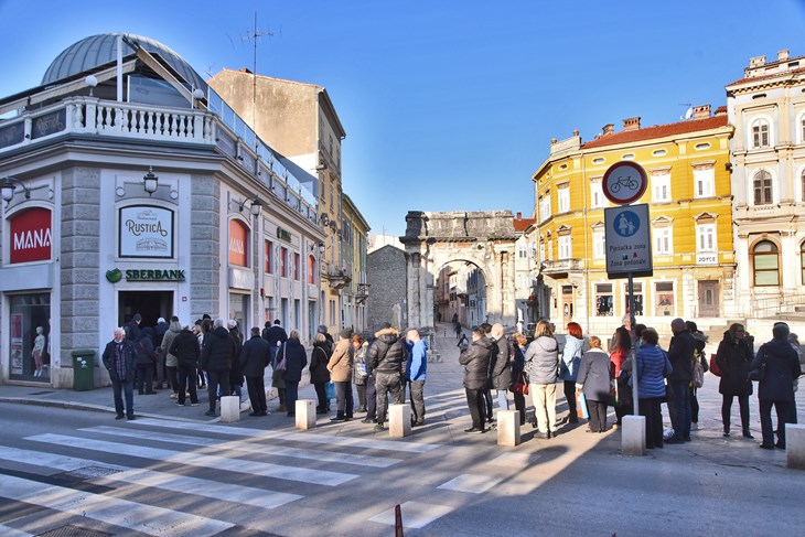 Red ispred Sberbanka u Puli jutros (snimio Duško MARUŠIĆ ČIČI)