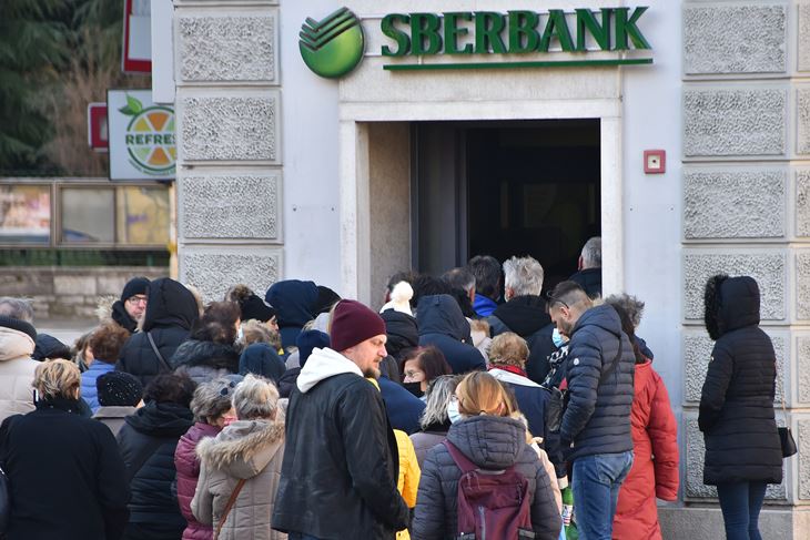 Gužva ispred banke (Snimio Duško Marušić/Cropix)