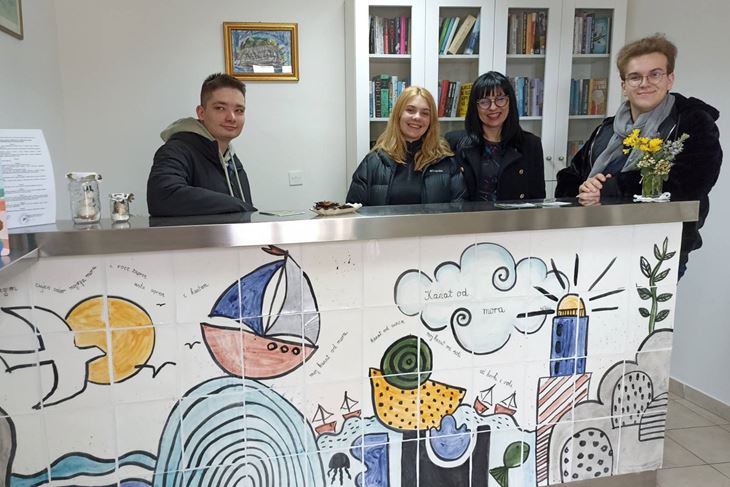 Srednjoškolci oslikali knjižnicu u Rapcu (Snimio Branko Biočić)