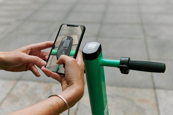 Otključavanje romobila skeniranjem QR koda