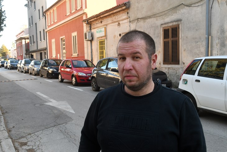 Dario Debeljuh upozorava na problem parkiranja (Snimio Danilo MEMEDOVIĆ)
