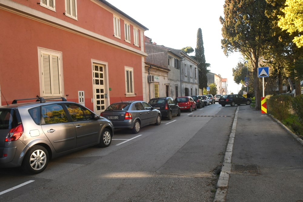 Ulica Olge Ban, dozvoljeno parkiranje samo s jedne strane (Snimio Danilo Memedović)