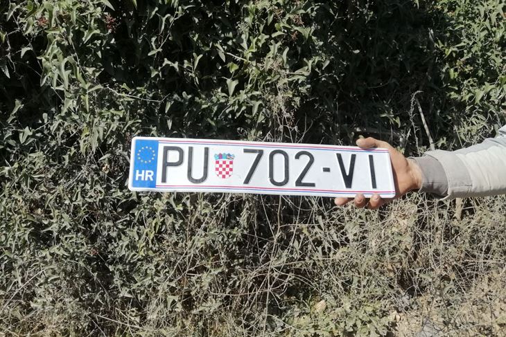 Izgubljena registarska tablica nađena u Medulinu (Foto: čitatelj Glasa Istre)