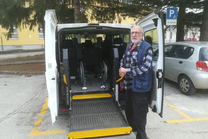 Giuliano Bravar kraj prepravljenog vozila za invalide (Snimio Anđelo Dagostin)
