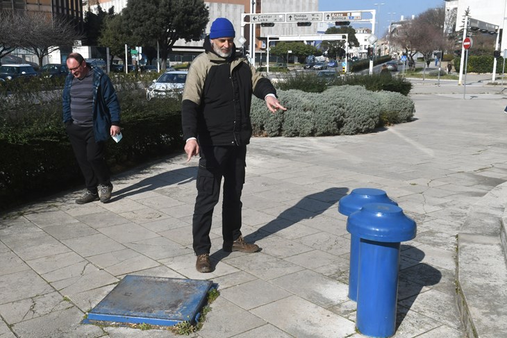 Zlatko Devedžić kraj sporednog ulaza i izlaza atomskog skloništa kod zgrade Croatia osiguranja (Snimio Danilo Memedović)