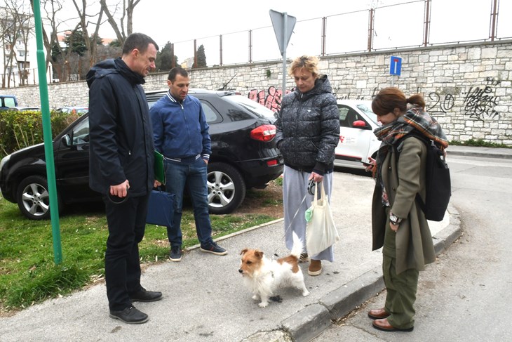 Komunalni redari, naša novinarka i nesretna vlasnica Tobija koja je imala susret s Maxom  (snimio Danilo MEMEDOVIĆ)