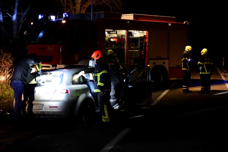 Intervencija vatrogasaca na mjestu nesreće (Snimio: Dejan Štifanić)