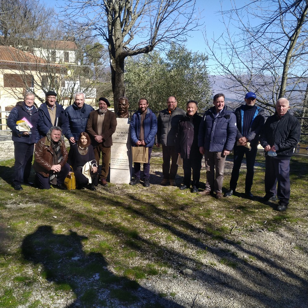 Dio članova skupštine pored Brajšine biste u Pićnu (Snimio Branko Biočić)