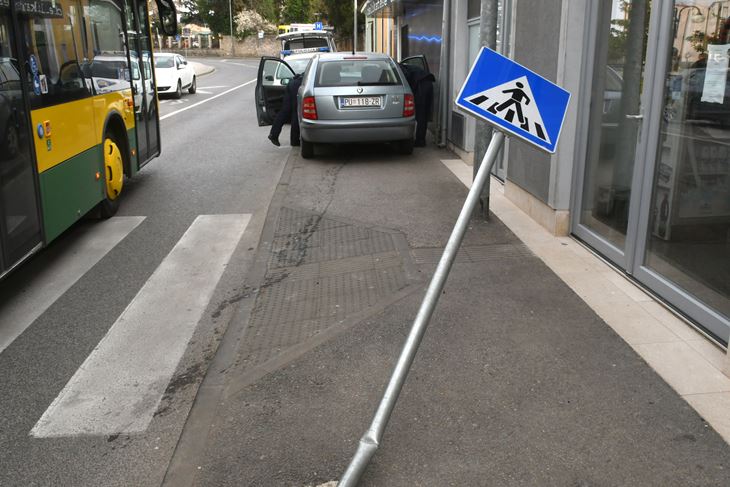 Prometna u Santoriovoj ulici preko puta talijanske škole (Snimio Danilo Memedović)