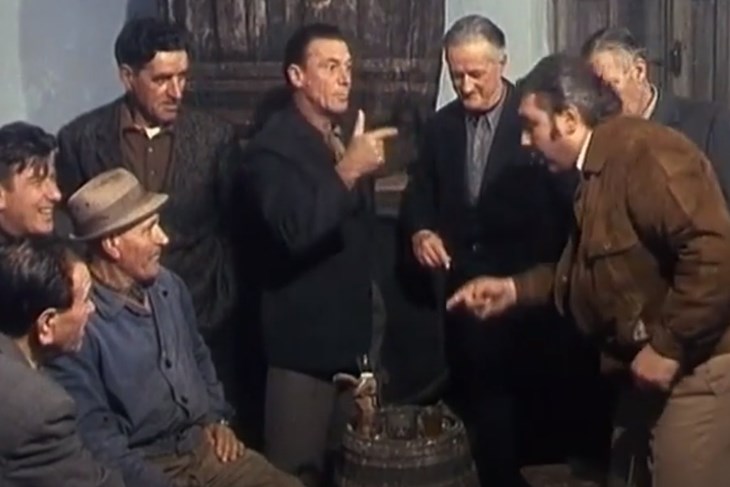 Pjevači igraju tradicionalnu igru "mora"