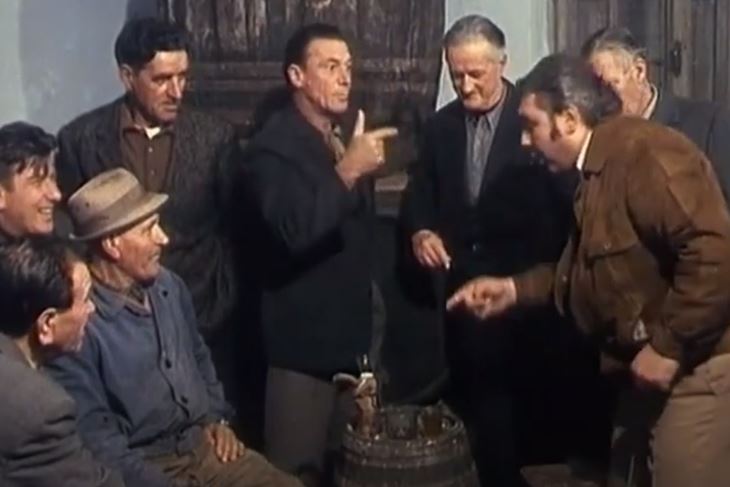 Pjevači igraju tradicionalnu igru "mora"
