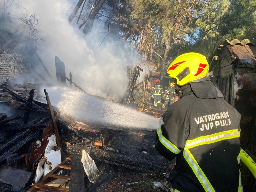 Požar baraka na Vargaroli (Foto: JVP Pula)