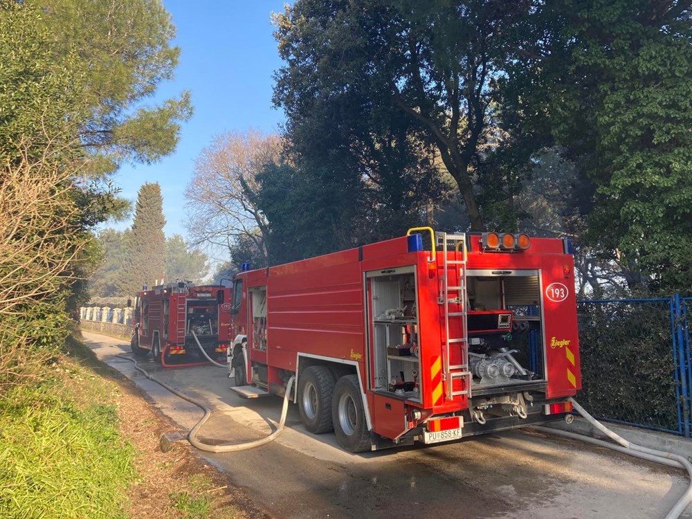 Požar baraka na Vargaroli (Foto: JVP Pula)