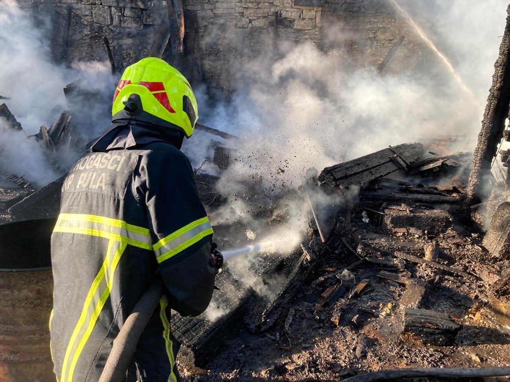 Požar baraka na Vargaroli (Foto: JVP Pula)
